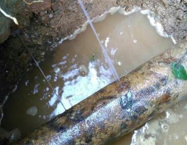 玛沁楼顶渗水维修公司分享下地暖漏水的原因及检测方法。